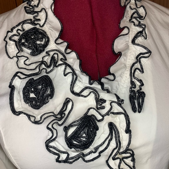 White with black trim fringe collar, sleeves and flowers. Ravel size S/P - Picture 5 of 7